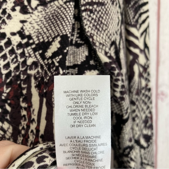 Tahari Women’s M Medium Long Sleeve Top All Over Animal Print Knit Top Stretch - Picture 5 of 8